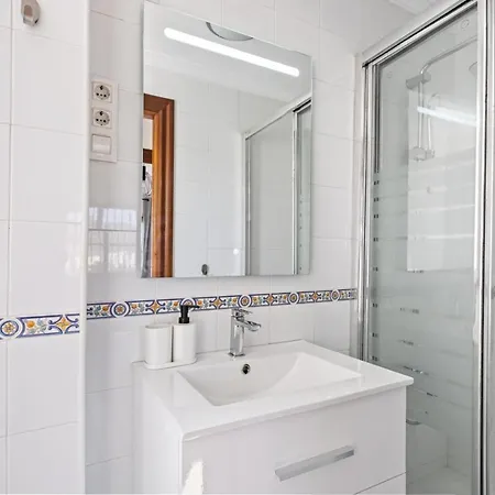 3 Bedroom Near Centre Apartment *